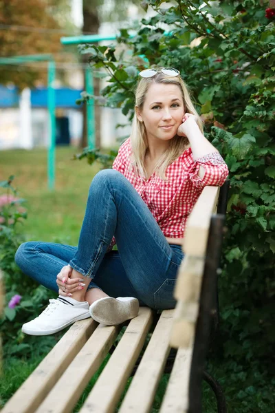 Prachtige blond meisje portret op de straat — Stockfoto