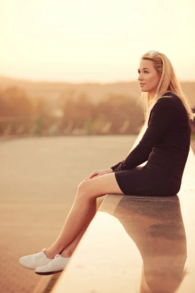 Beau portrait de fille blonde dans la rue — Photo