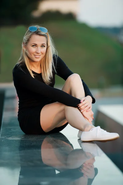 Hermosa chica rubia retrato en la calle — Foto de Stock