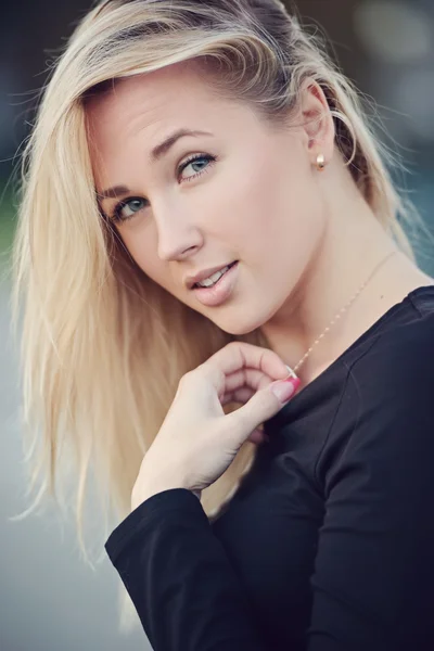 Schöne blonde Mädchen Porträt auf der Straße — Stockfoto