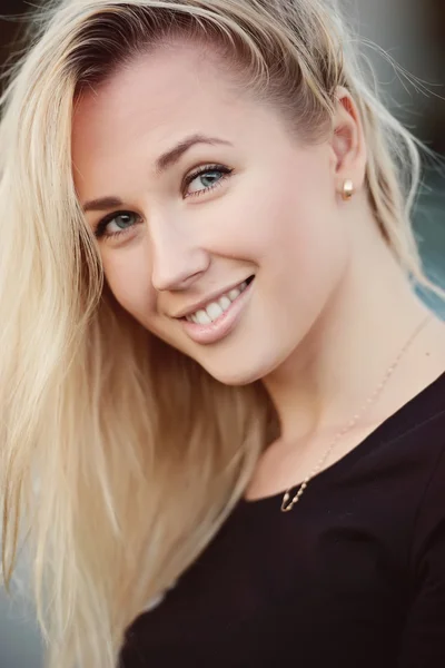 Schöne blonde Mädchen Porträt auf der Straße — Stockfoto