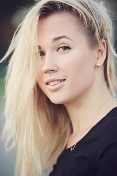 Beautiful blonde girl portrait on the street — Stock Photo, Image