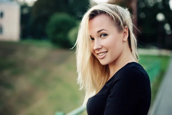 Prachtige blond meisje portret op de straat — Stockfoto