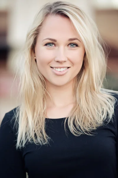 Hermosa chica rubia retrato en la calle Imágenes de stock libres de derechos