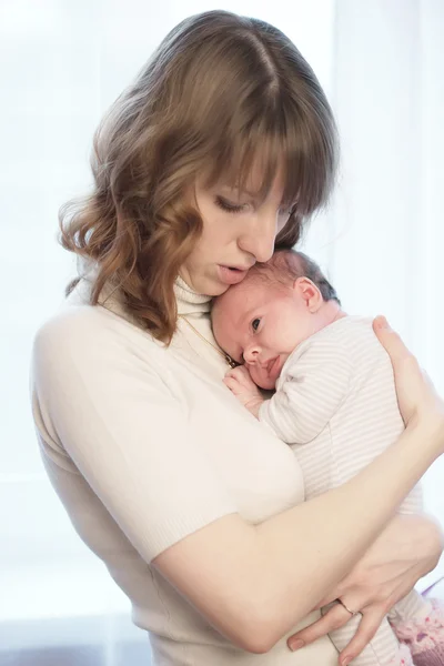 Ung mor och hennes barn — Stockfoto