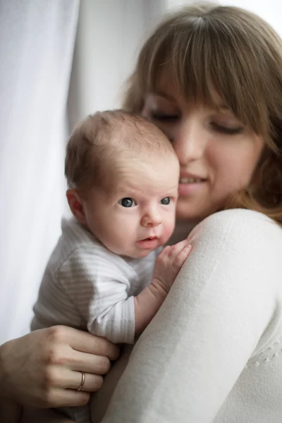 Junge Mutter und ihr Baby — Stockfoto