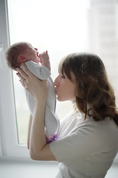 Junge Mutter mit weinendem Baby — Stockfoto