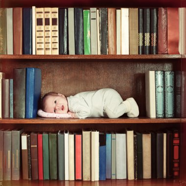 kitap raf kitaplık içinde yatan bebek