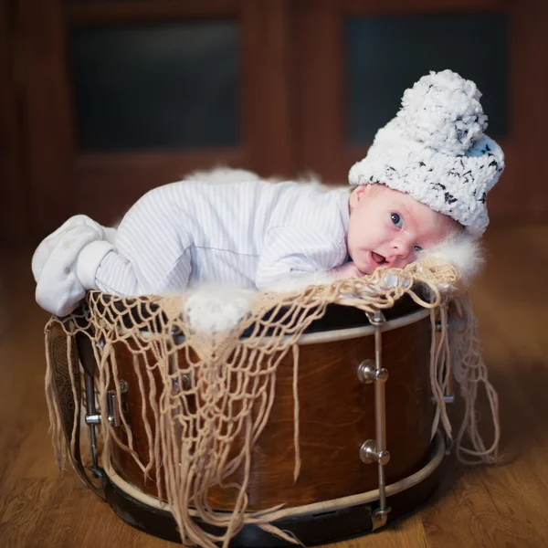 Bebê bonito deitado no tambor — Fotografia de Stock