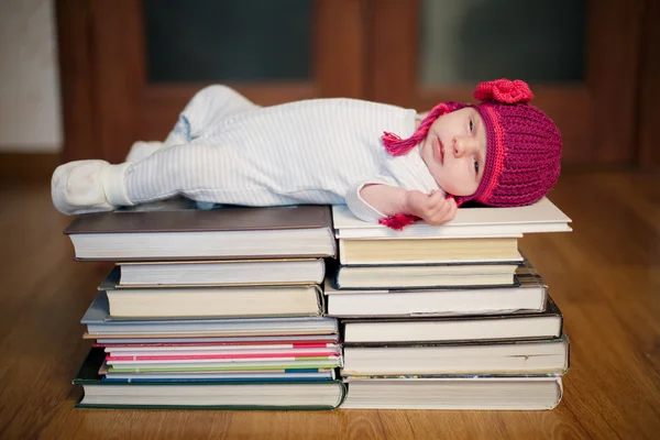 Bebé durmiendo en pila de libros — Foto de Stock