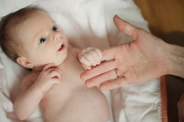 Little baby keeps moms fingers — Stock Photo, Image