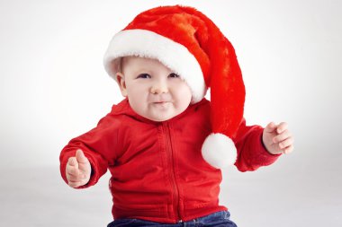 Noel Baba şapkası ile şirin küçük çocuk