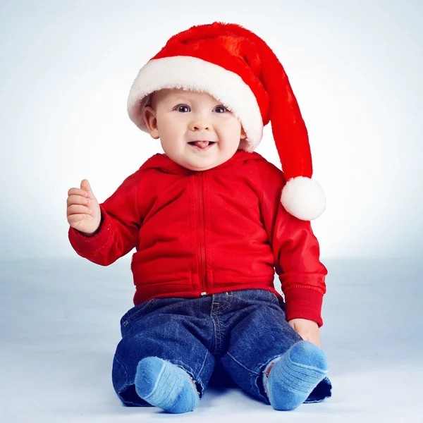 Söt liten pojke med santa hatt — Stockfoto