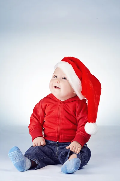 Menino bonito com chapéu de Papai Noel — Fotografia de Stock