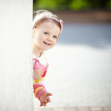 küçük kız duvarın arkasından gözetleme