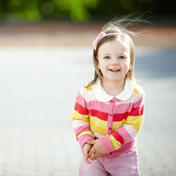 Pequeña hermosa chica brillante retrato — Foto de Stock