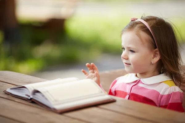 Little girl reads book — Stock Photo, Image