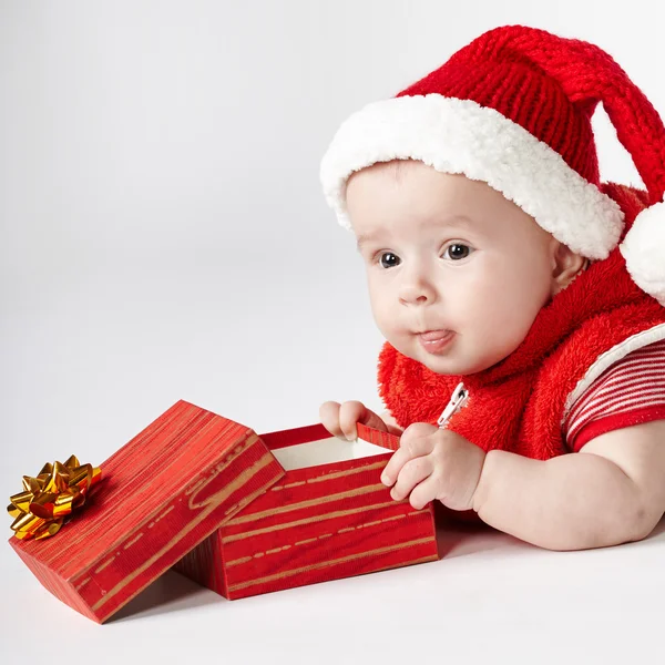 Bebê de Natal bonito com presente — Fotografia de Stock