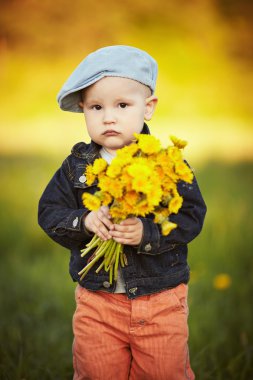 dandelions ile şirin küçük çocuk