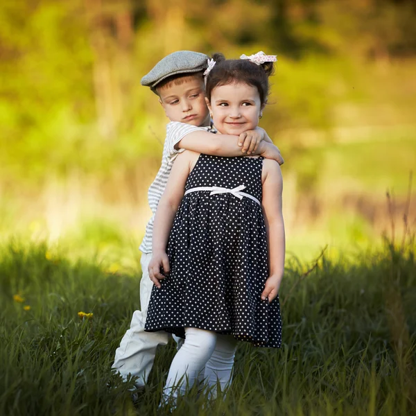 Abraço menino e menina feliz — Fotografia de Stock