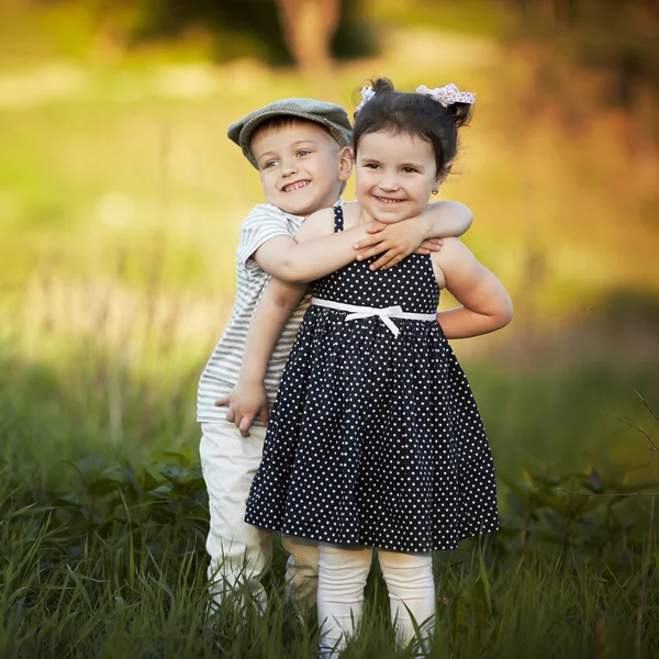 Szczęśliwy chłopiec i dziewczynka przytulić — Zdjęcie stockowe