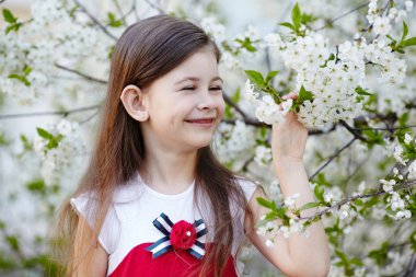elma ağacı çiçek yakınındaki kız