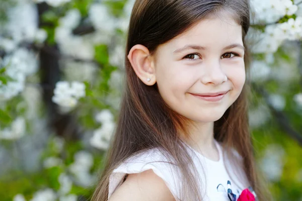 Ragazza vicino al melo fiori — Foto Stock