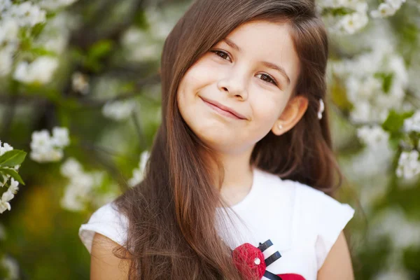 Chica cerca de las flores del manzano — Foto de Stock