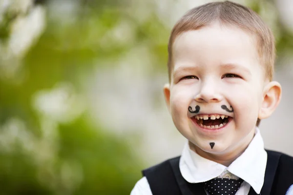 Маленький мальчик улыбается на открытом воздухе — стоковое фото