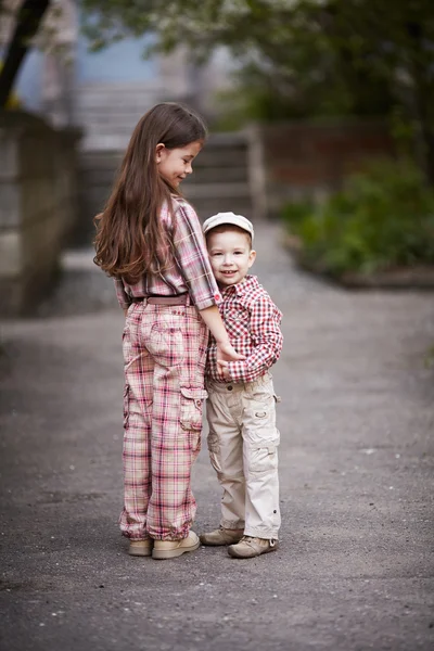 Ragazzo abbraccio carino sorella e guarda su — Foto Stock