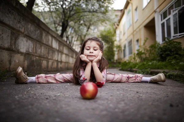 Menina bonita fazendo divisões ao ar livre — Fotografia de Stock