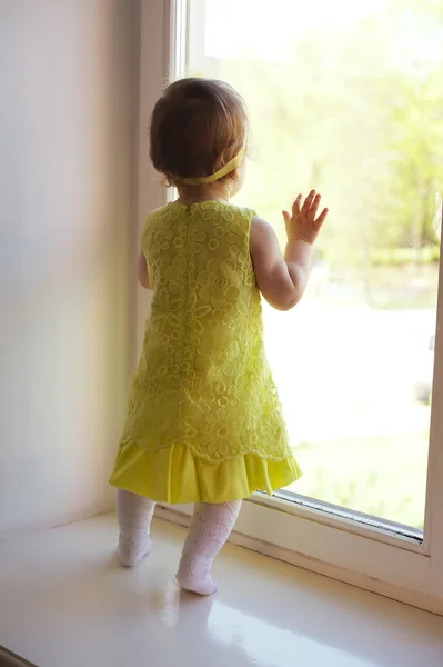 Niña mirando a la ventana — Foto de Stock