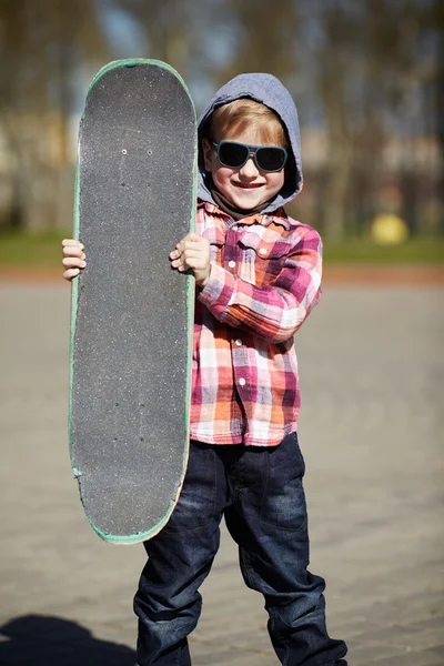 küçük çocuk sokakta kaykay ile