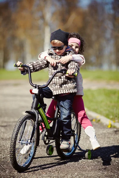 мальчик в шлеме на роликах. два мальчика на велосипеде. мальчики катаются на девочках. мальчики катаются на девочках. велик для детей.