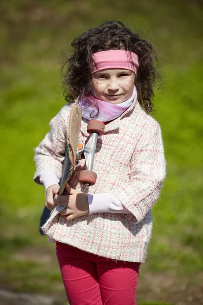 Niña con monopatín para el paseo — Foto de Stock