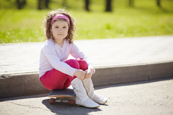 Niña con monopatín para el paseo —  Fotos de Stock