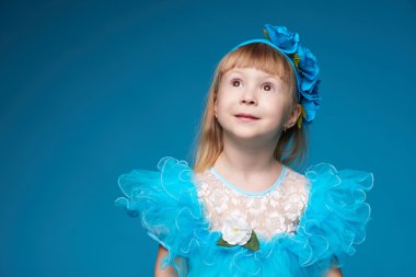 sevimli küçük kız mavi zemin üzerine