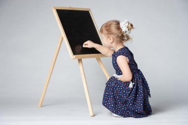 Küçük şirin kız resmi.