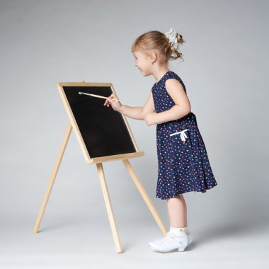 Küçük şirin kız resmi.