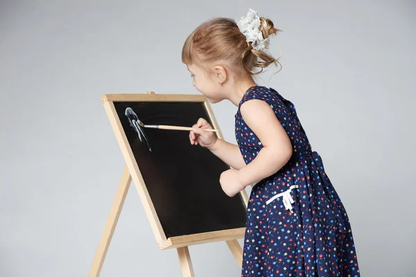 Маленька мила дівчинка малює — стокове фото