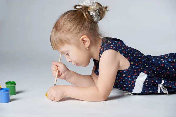 Klein schattig meisje schilderen — Stockfoto