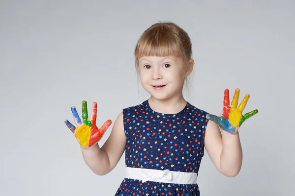 Kleines Mädchen mit Händen in Farbe auf weiß — Stockfoto