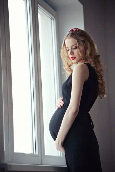 Hermosa mujer embarazada en casa retrato —  Fotos de Stock