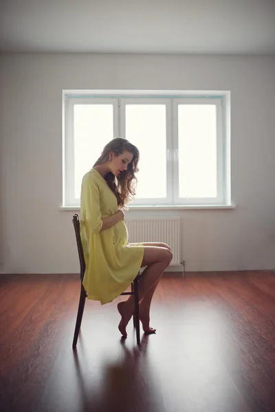 Hermosa mujer embarazada en casa retrato — Foto de Stock