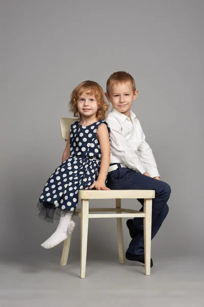 Adorável menino e menina abraçando — Fotografia de Stock