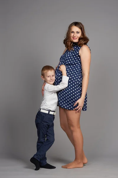 Joven chico abrazo embarazada madre — Foto de Stock