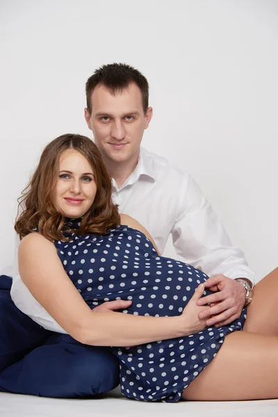 Мужчина с беременной женщиной — стоковое фото