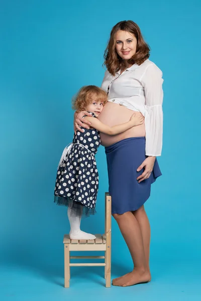 Young girl hug pregnant mother — Stock Photo, Image