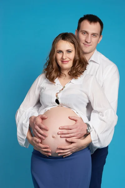 Мужчина с беременной женщиной — стоковое фото