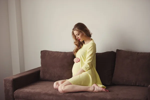 Mooie zwangere vrouw op home portret Stockfoto